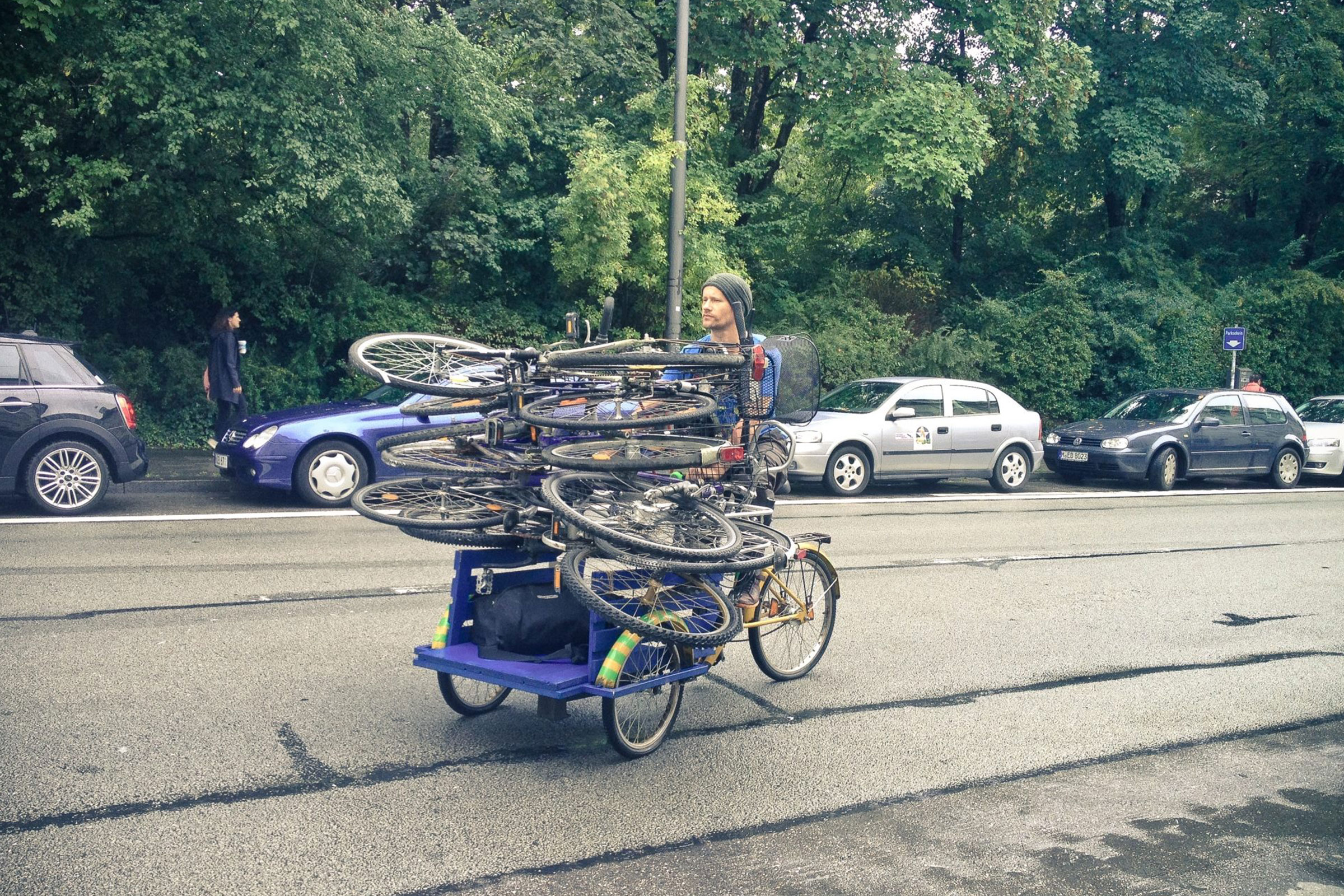 Un marchand de vélos transporte des vélos d'occasion sur un vélo cargo