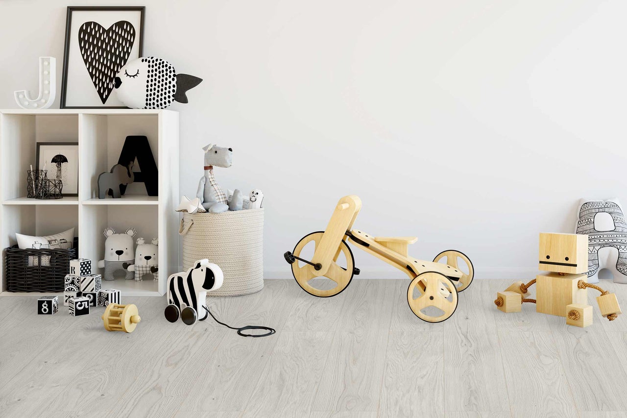 Kinderzimmer mit Holzspielzeug, Regal und Dekoration