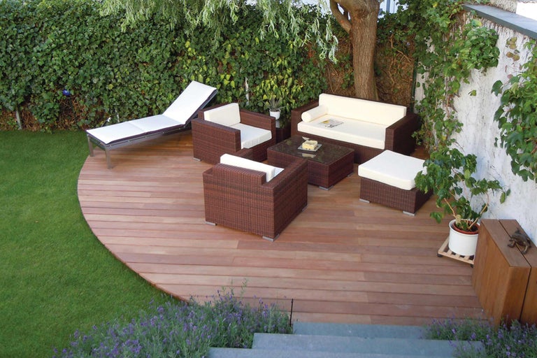 Ensemble de mobilier de jardin sur terrasse en bois avec chaise longue, fauteuils, canapé, tabouret et table