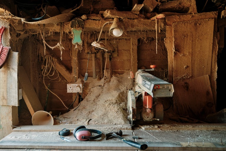 Scène d'atelier avec scie, outils et matériel de travail