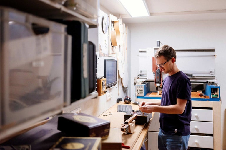 Atelier avec un homme travaillant un instrument à cordes