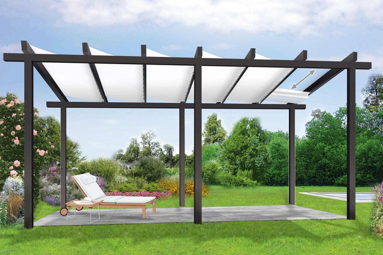 Pergola avec protection solaire coulissante et mobilier de jardin dans le jardin