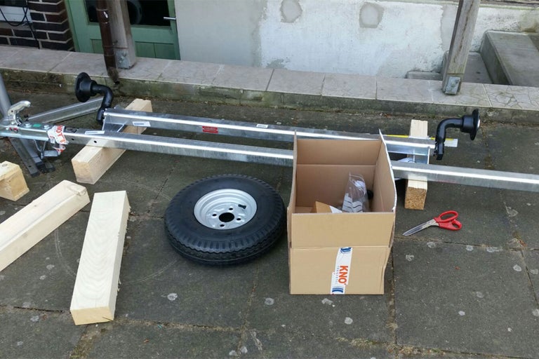 Essieu de remorque avec accessoires, pneu, poutres en bois et carton