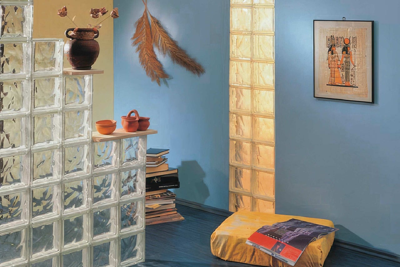 Scène avec des briques de verre, des objets décoratifs et une peinture pour une ambiance chaleureuse.