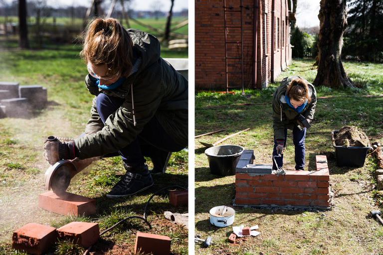 Une femme coupe des briques avec une scie à pierre et maçonne un mur dans le jardin