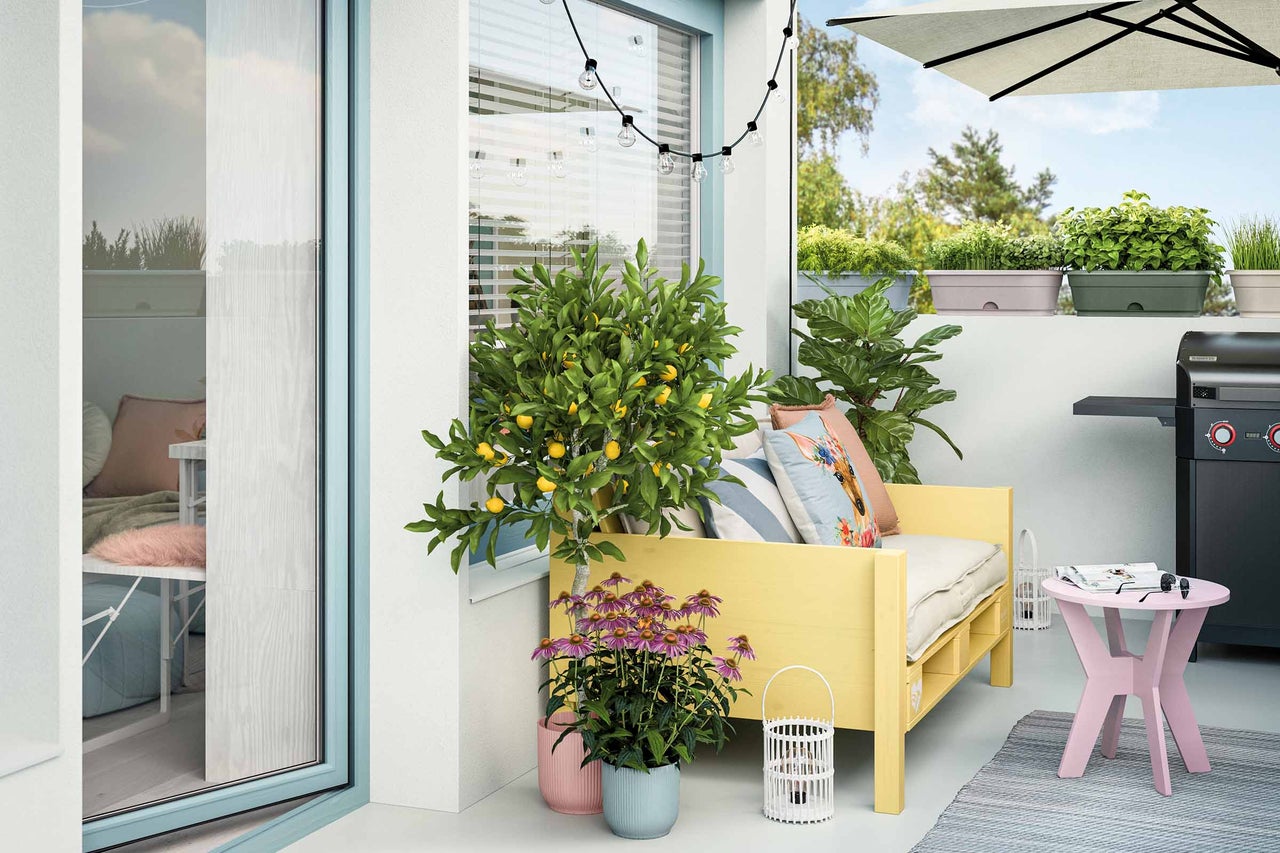 Balcon aménagé avec coin salon, plantes et barbecue