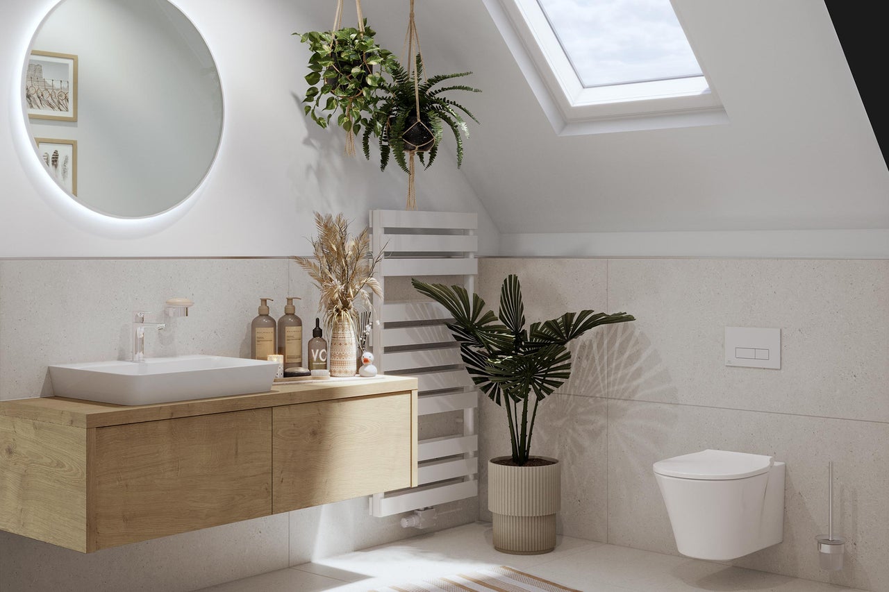 Salle de bain lumineuse avec meuble-lavabo, miroir, radiateur et plantes