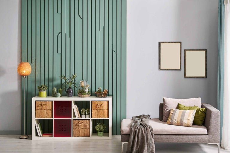 Salon avec étagère, paniers, décorations, canapé et décoration murale