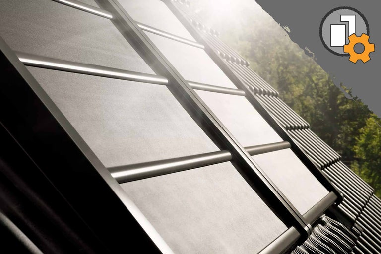 Gros plan d'une fenêtre de toit avec protection solaire