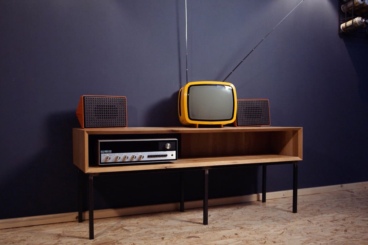 Intérieur rétro avec télévision, haut-parleurs et récepteur sur un meuble bas