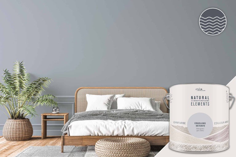 Chambre à coucher lumineuse et conviviale avec peinture murale et pot de peinture au premier plan