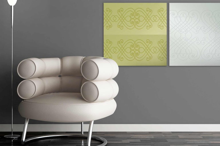 Pièce aménagée moderne avec fauteuil, lampadaire et panneaux muraux.
