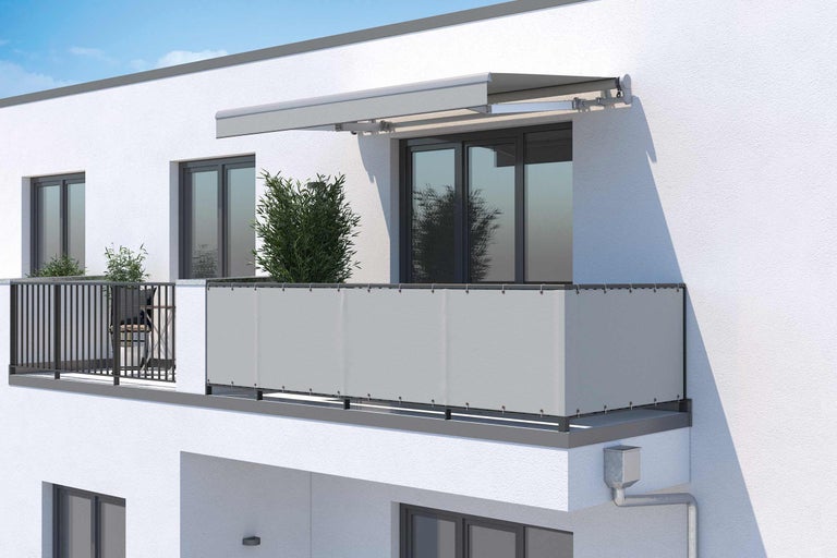 Aussenansicht eines Hauses mit Balkon, Balkonverkleidung und Markise