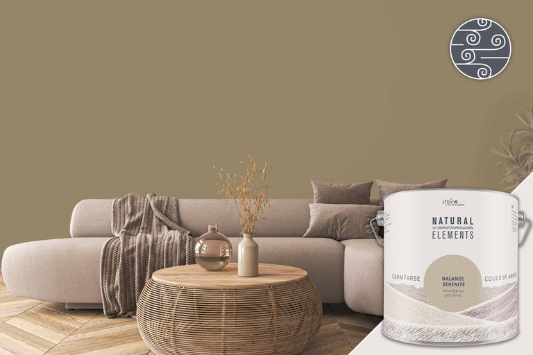 Salon avec peinture à l'argile gris lune et pot de peinture