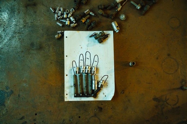 Croquis de main sur papier quadrillé, formé de boulons et d'écrous