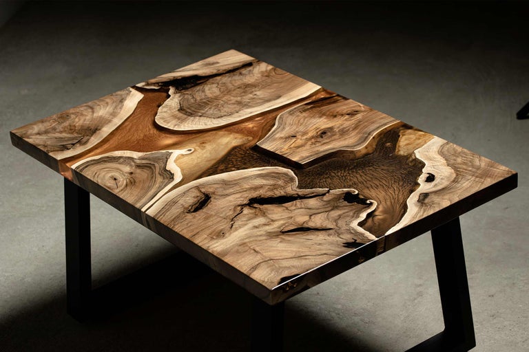 Table avec plateau en bois et résine époxy sur pieds en métal noir