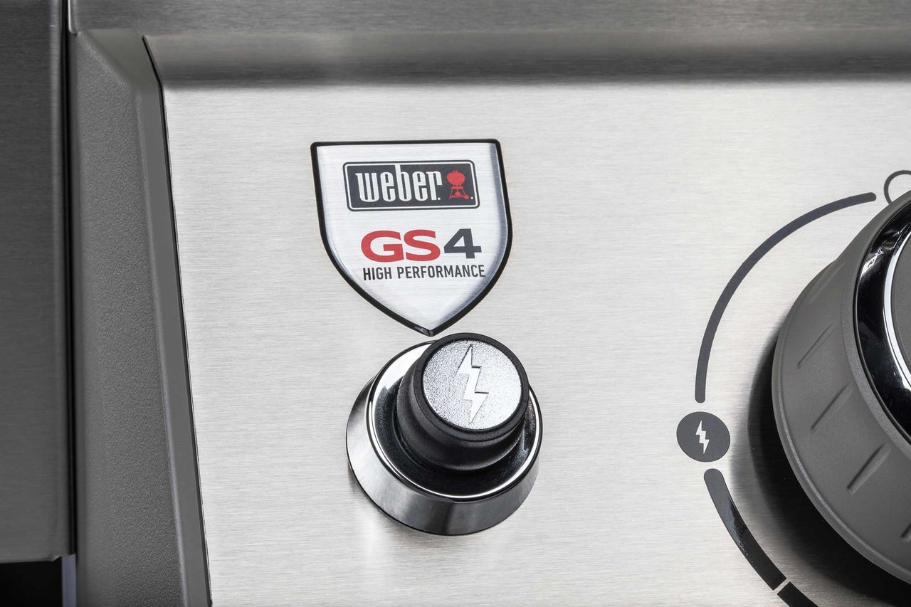 Logo Weber GS4 High Performance avec bouton d'allumage et bouton rotatif sur le barbecue à gaz