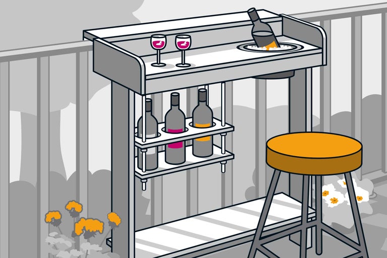 Chariot de bar avec bouteilles, verres à vin et tabouret sur un balcon.
