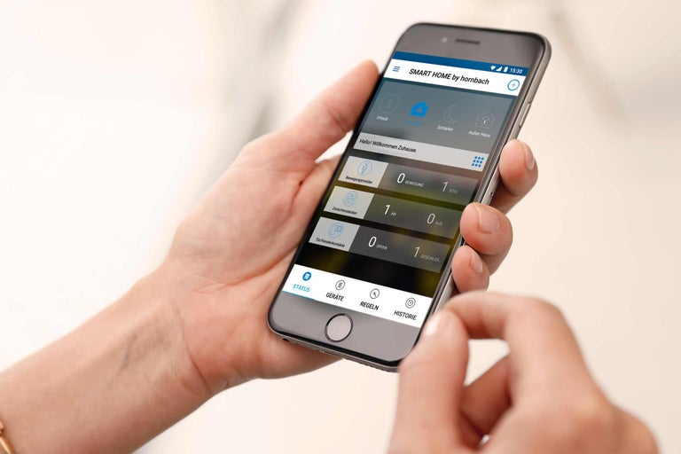 Une personne utilise l'application Hornbach Smart Home sur un smartphone.