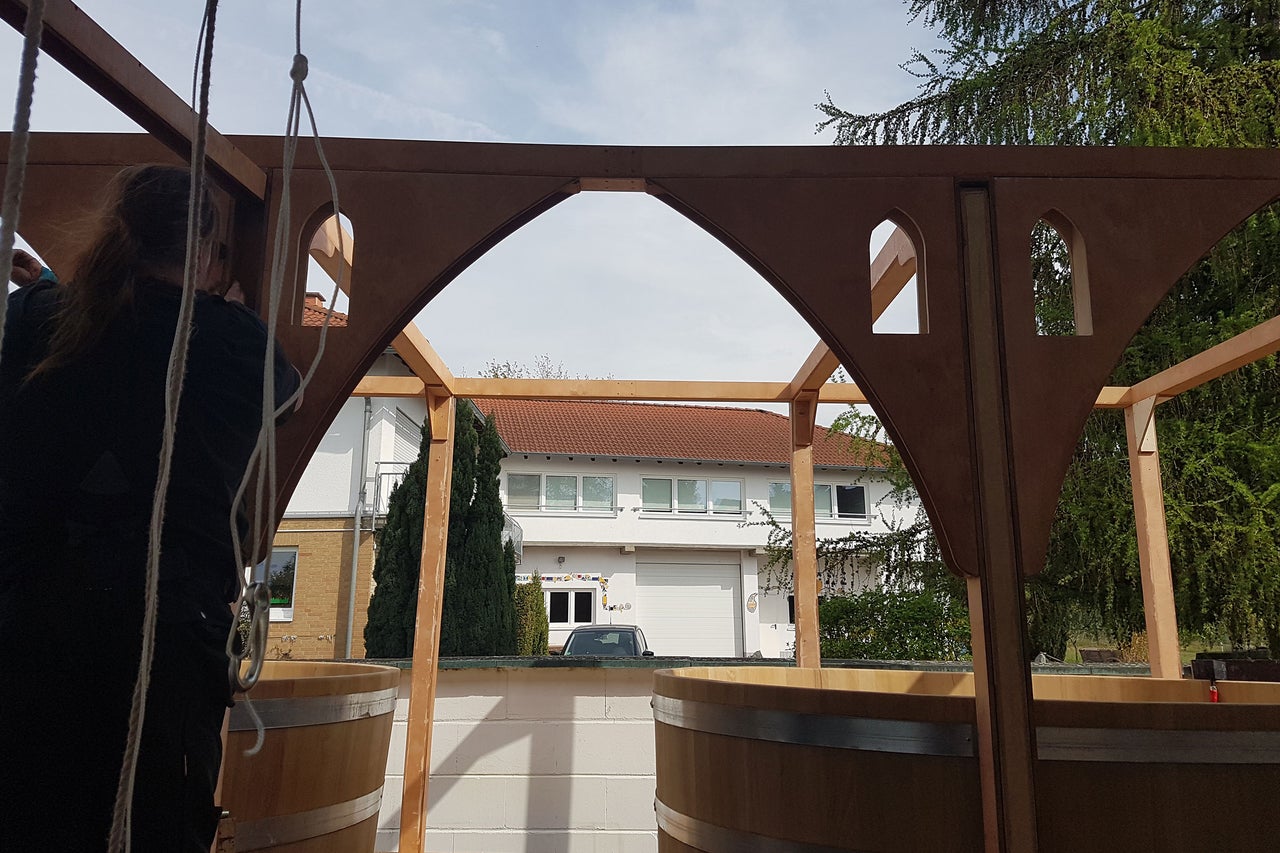 En construction: Structure en bois avec cuves pour un projet de jardin
