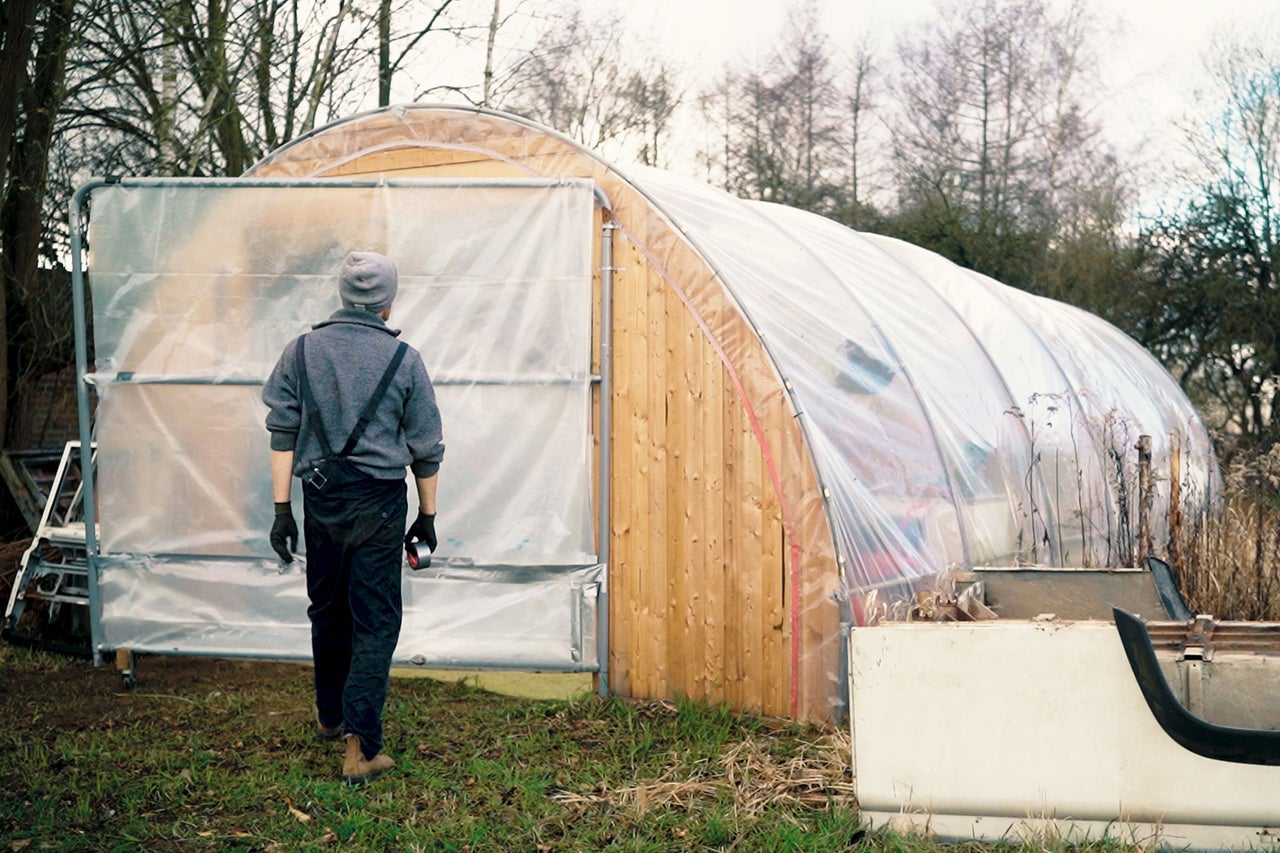 Serre avec cadre en bois et film transparent, à l'extérieur