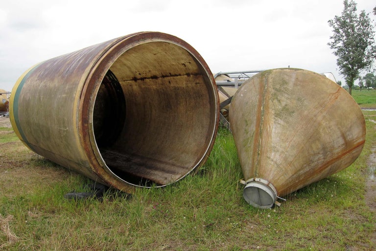 Grosses Kanalrohr und konischer Behälter im Aussenbereich