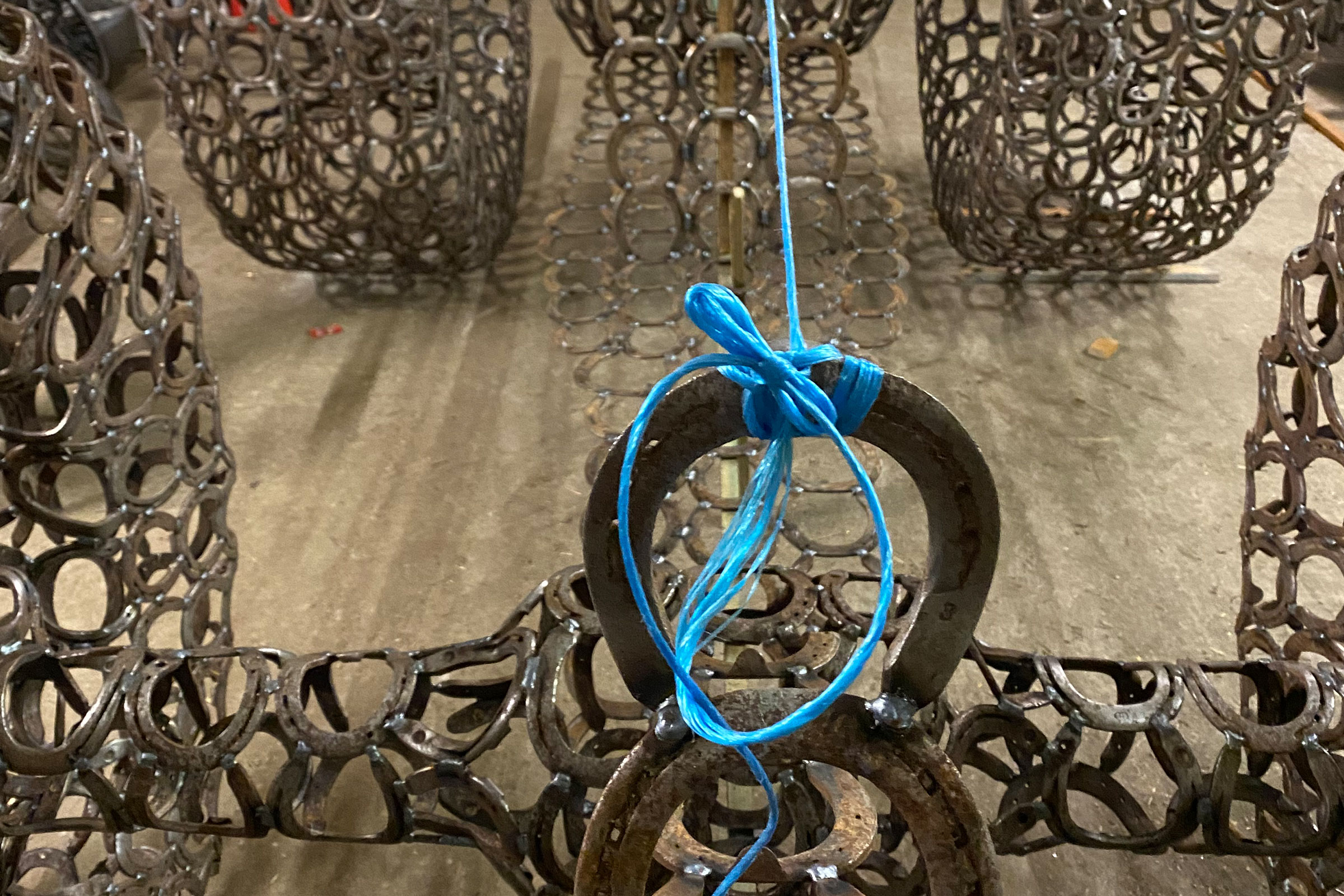 Objets décoratifs en fers à cheval et ruban bleu