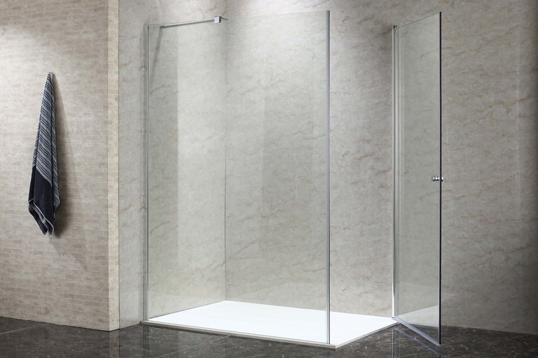 Duschkabine aus Glas mit Drehtür in einem hellen Badezimmer