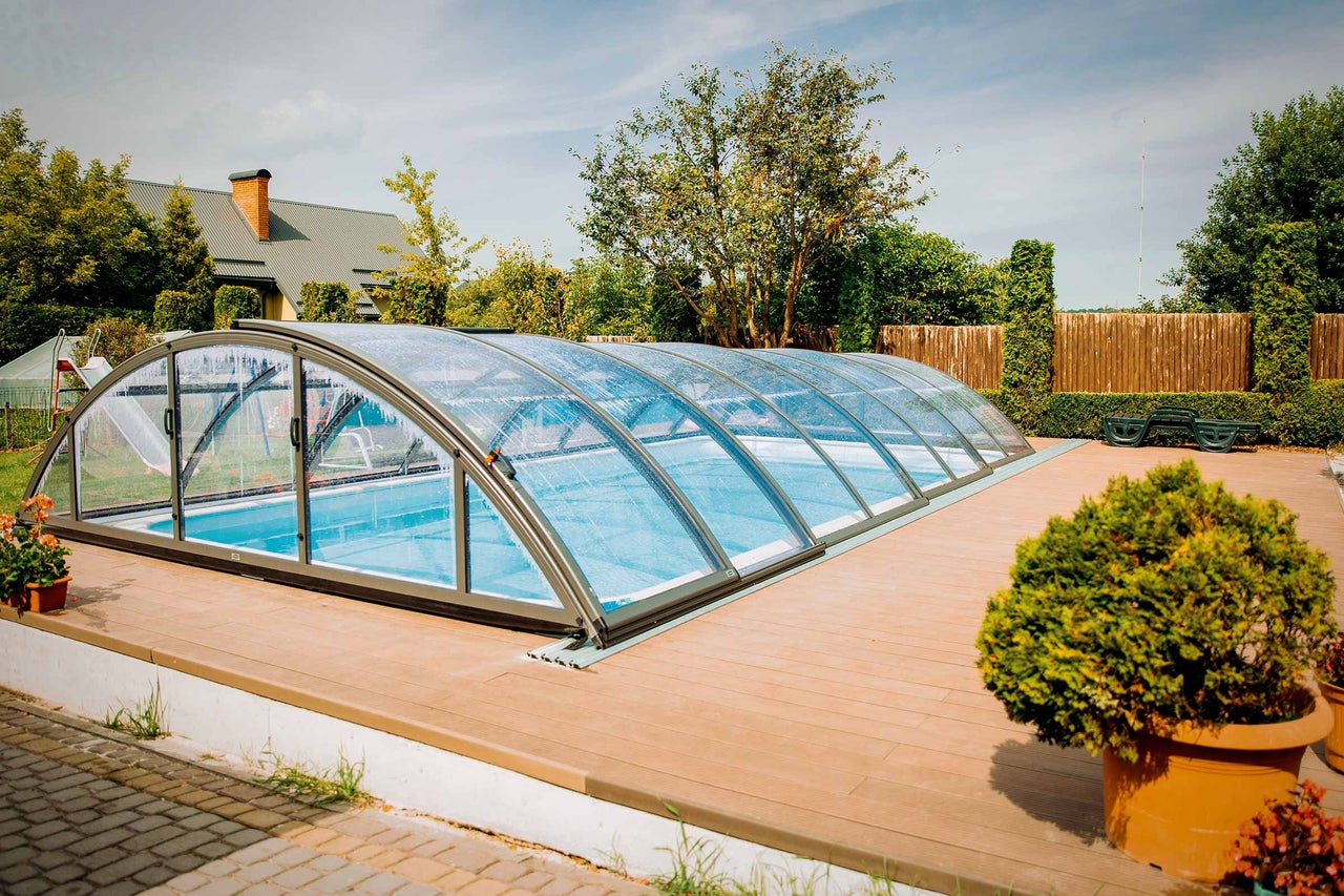 Schwimmbadüberdachung im Aussenbereich auf Holzterrasse