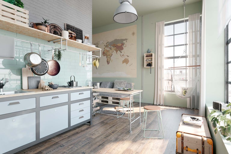 Cuisine lumineuse avec kitchenette, étagère, table de salle à manger en palettes, tabourets de bar et panier suspendu à la fenêtre