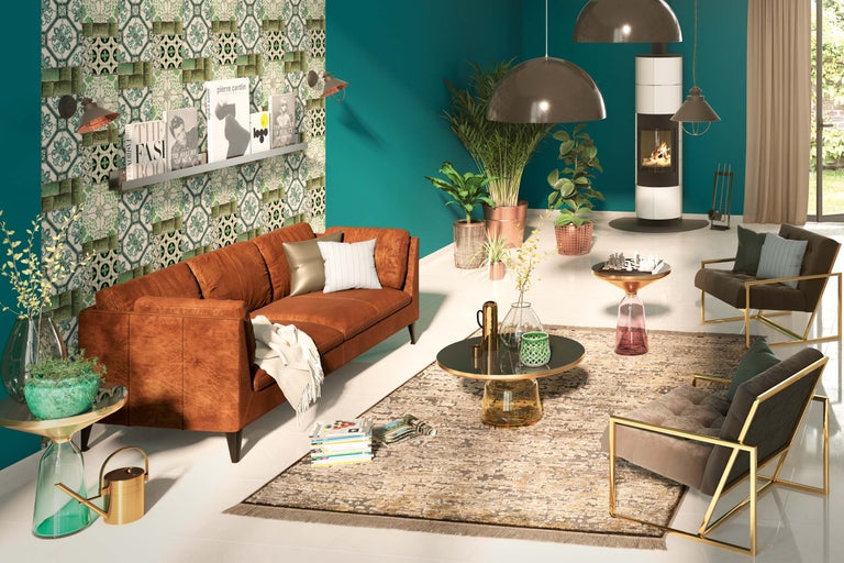 Salon avec canapé, fauteuils, cheminée et décorations