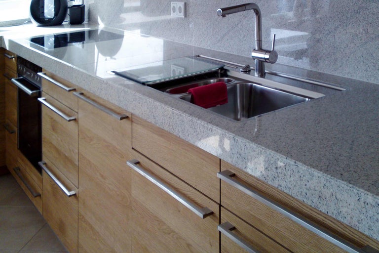 Évier de cuisine avec robinet et plan de travail