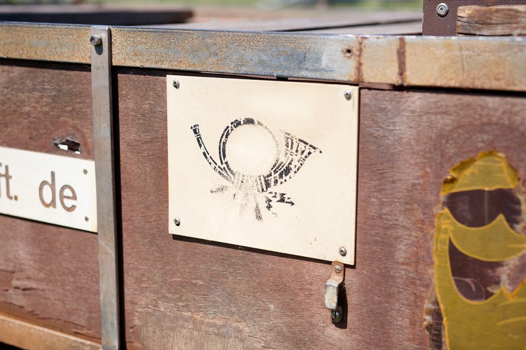 Symbole du cor de poste sur structure en bois
