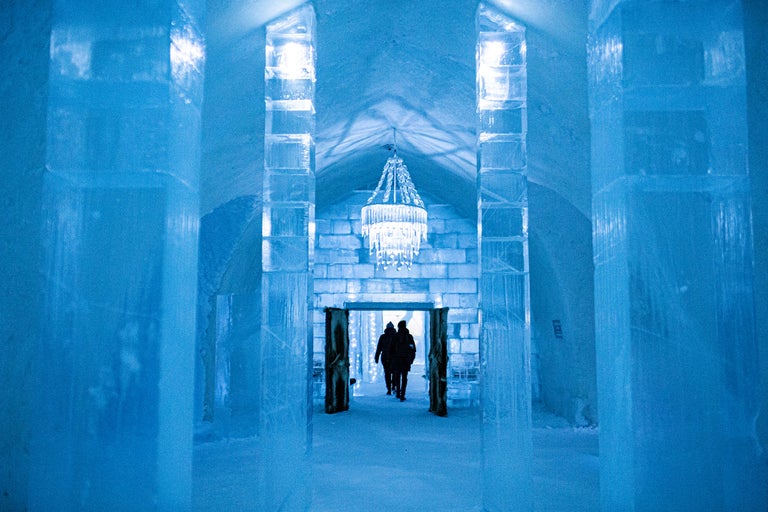 Intérieur d'un hôtel de glace avec des colonnes de glace et un lustre