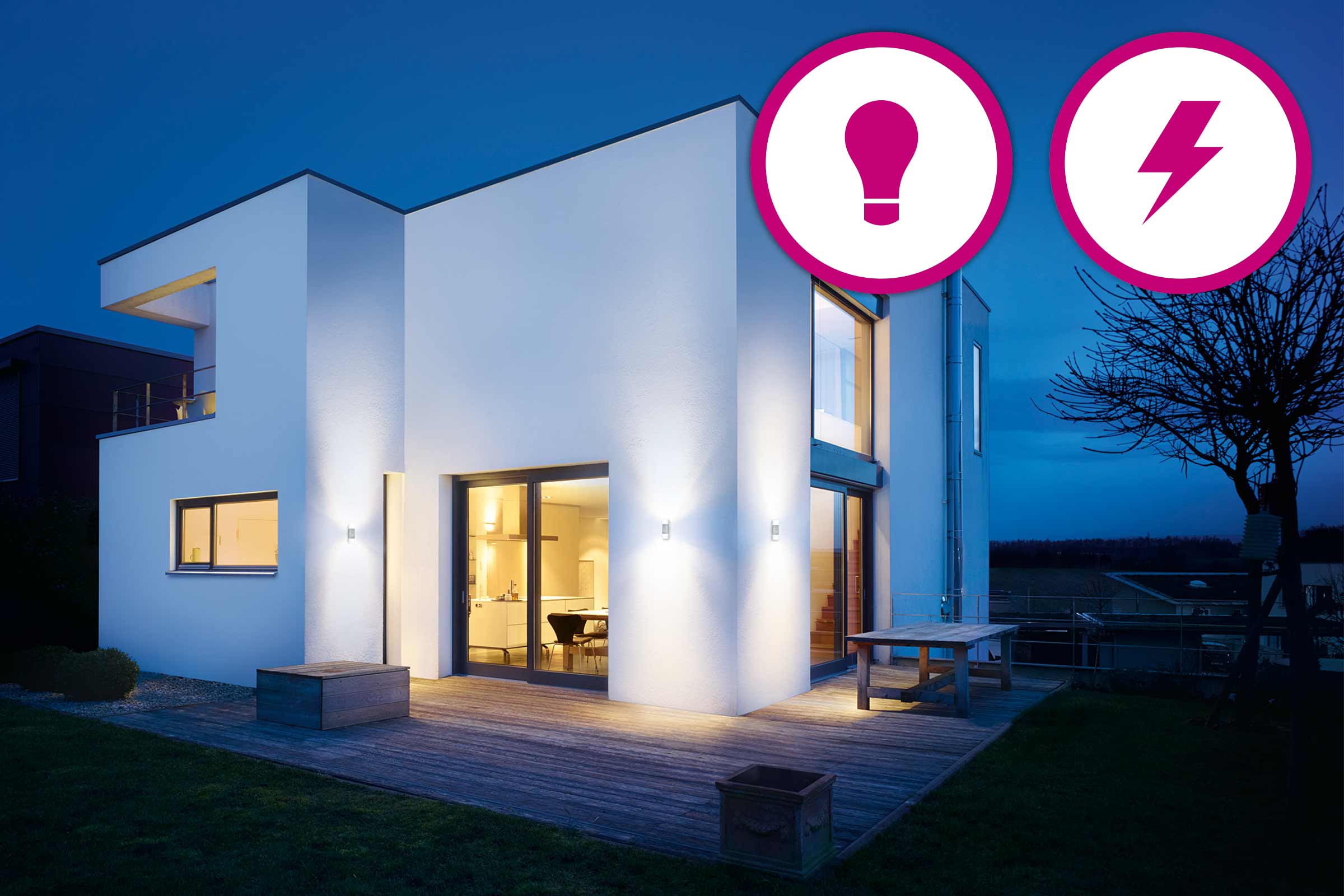 Maison moderne avec éclairage extérieur et symbole d'économie d'énergie