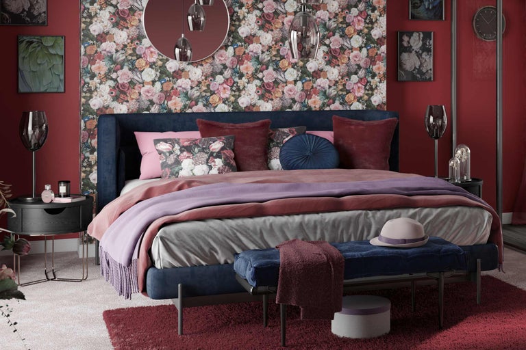 Schlafzimmer mit Doppelbett, Nachttisch und Teppich