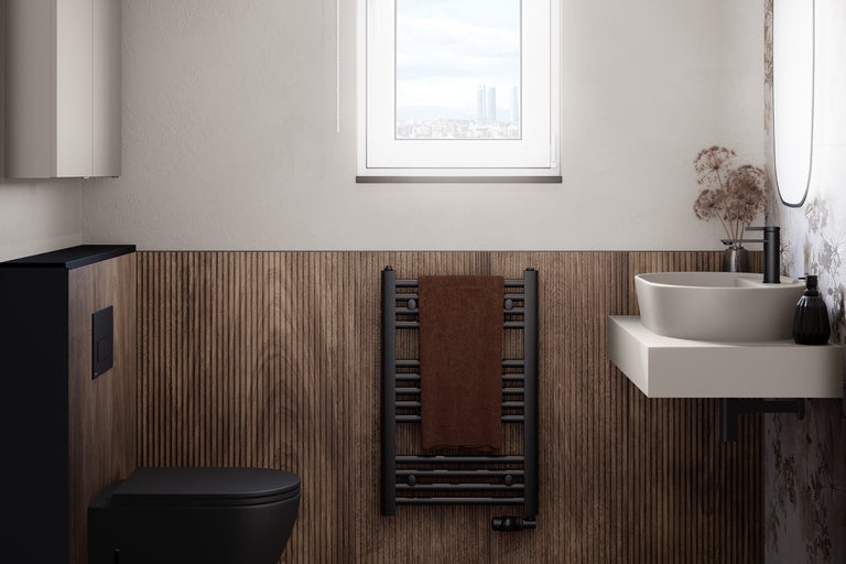 Helles Badezimmer mit Toilette, Waschbecken und Handtuchwärmer