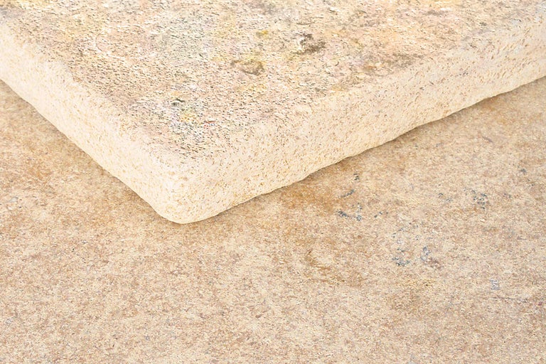 Detailaufnahme einer Travertinfliese