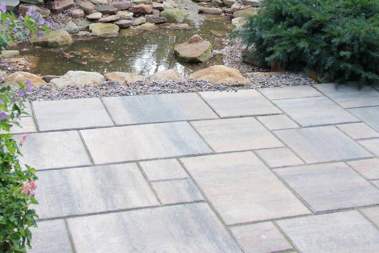 Aménagement de jardin avec bassin et pavés posés