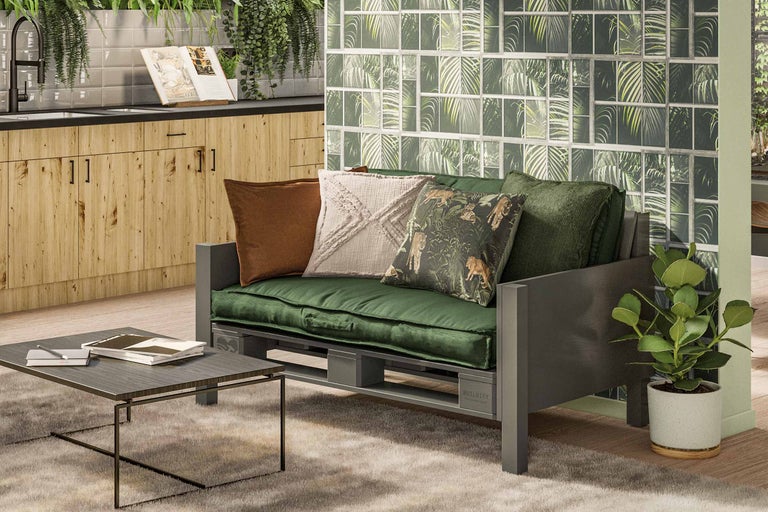 Wohnzimmer mit Palettensofa, Kaffeetisch und Dekoration