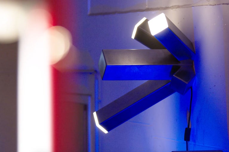 Wandleuchte mit abstraktem Design und LED-Beleuchtung an der Wand