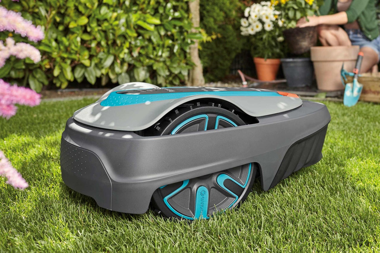Robot tondeuse Gardena sur une pelouse dans le jardin.