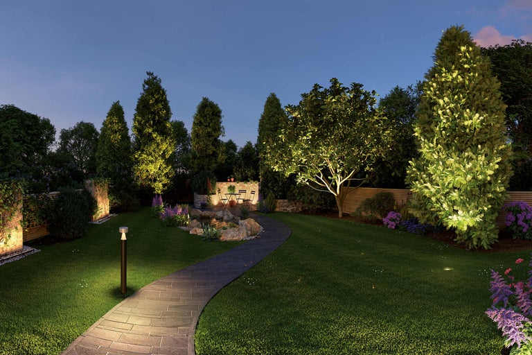 Jardin avec éclairage, chemin, bassin et coin salon