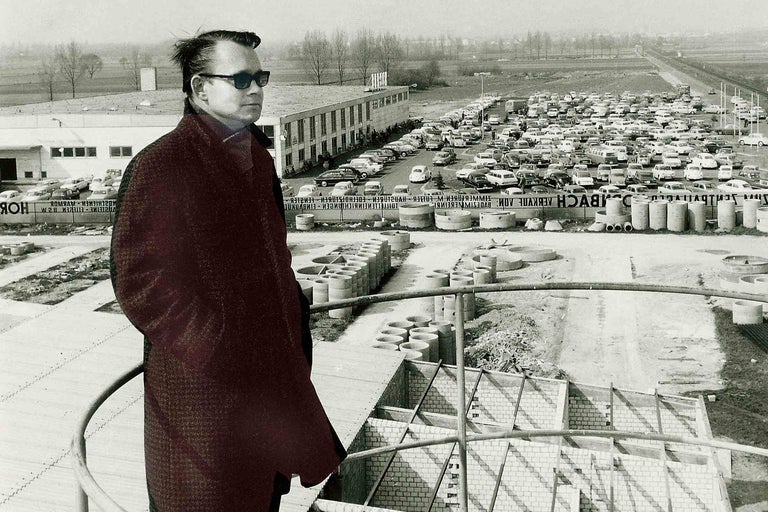 Photo historique d'un site Hornbach avec des tuyaux, un parking et un bâtiment