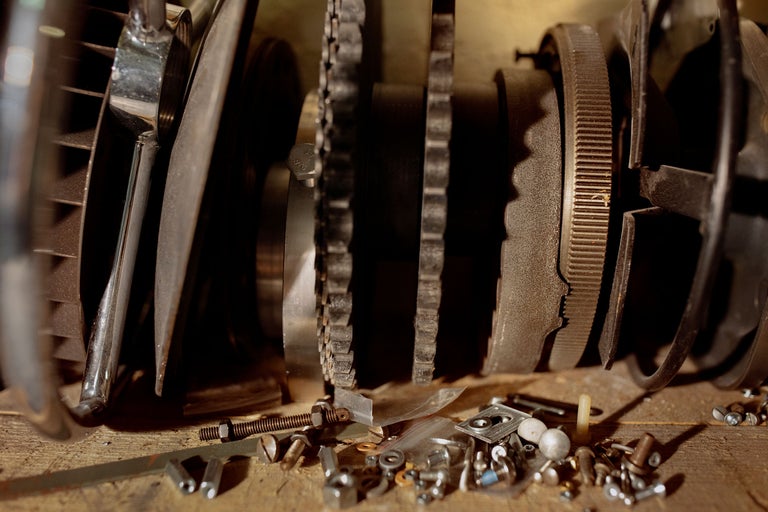 Pièces mécaniques et divers éléments de fixation sur une surface en bois