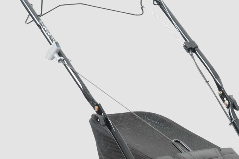 Vue détaillée de la poignée de la tondeuse à gazon avec bac de ramassage