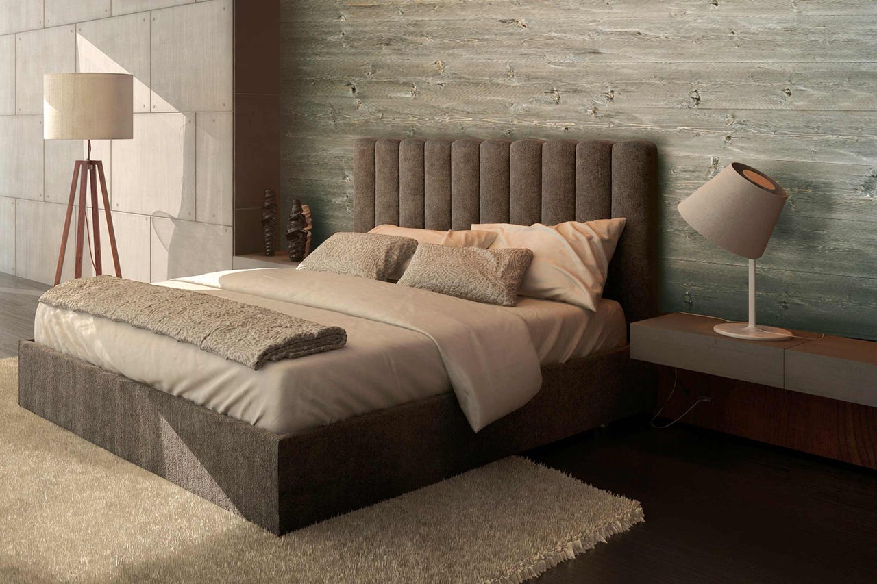 Chambre avec lit, table de chevet et lampes