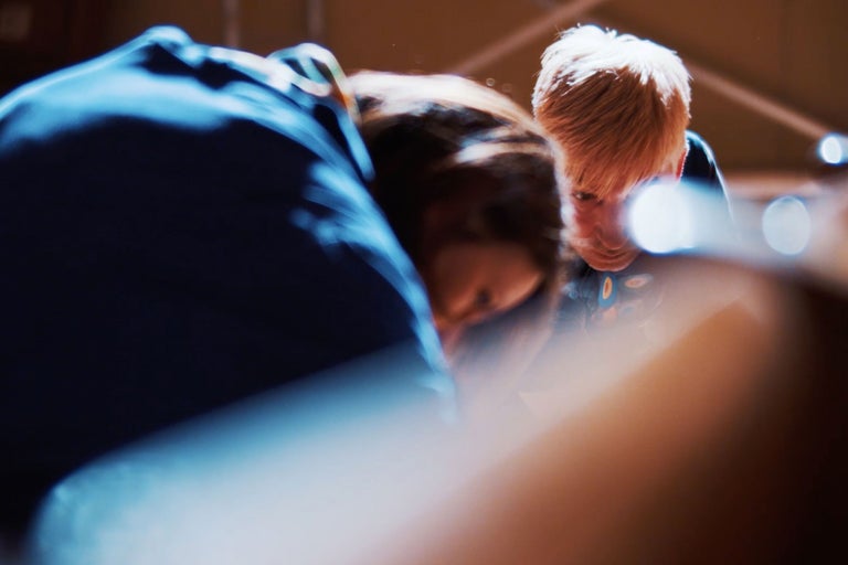 Deux personnes au travail