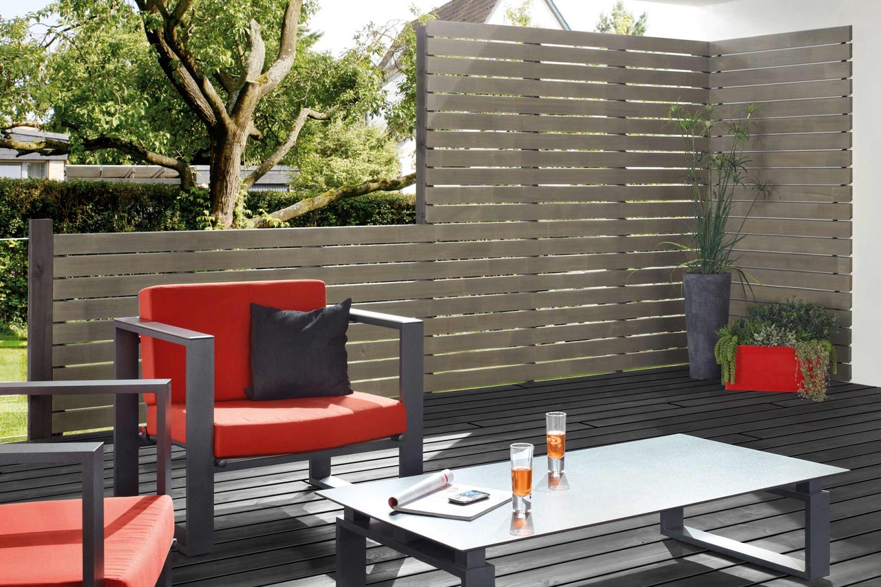 Terrasse avec brise-vue, mobilier de salon, table et décoration
