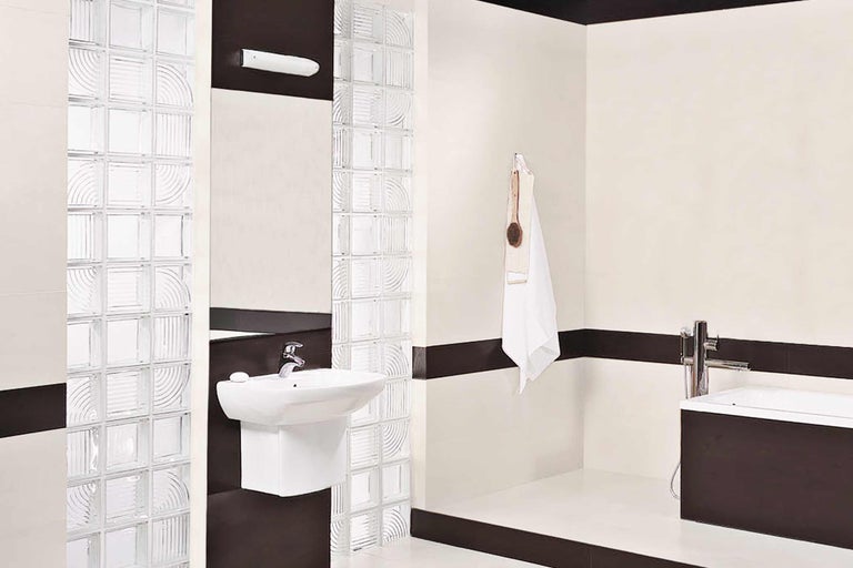 Salle de bain avec lavabo, baignoire et pavés de verre